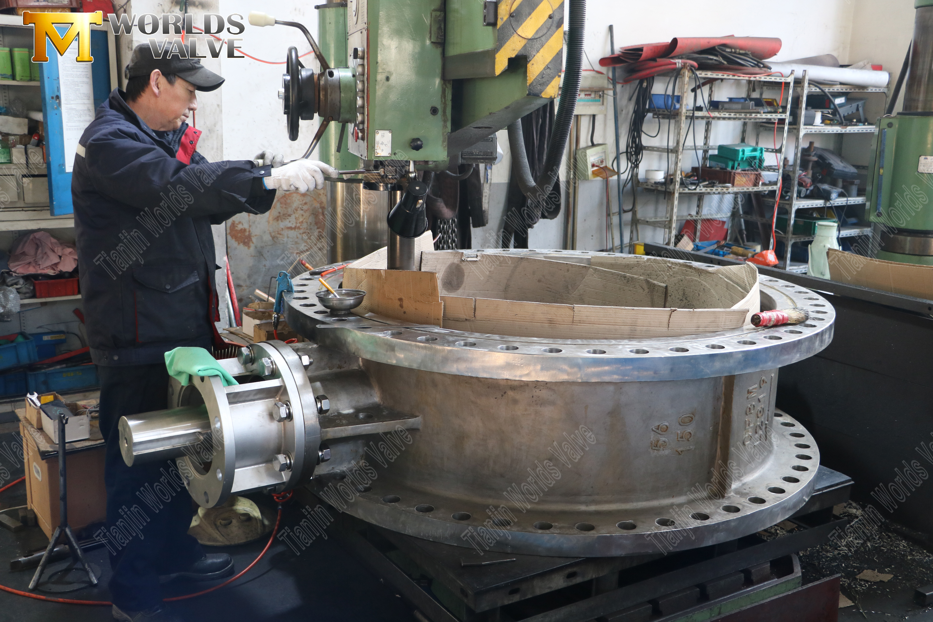 Agujeros de pin de perforaci&oacute;n en el disco de la v&aacute;lvula de mariposa